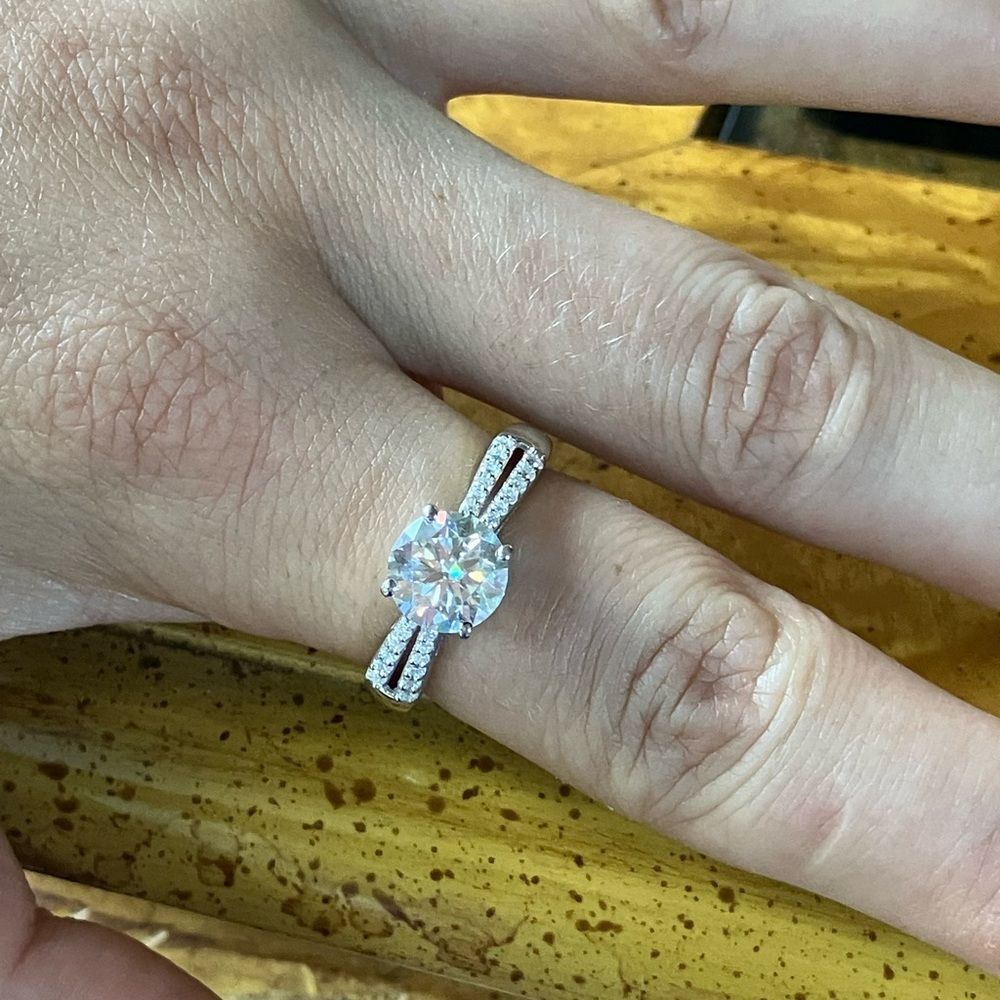 Genuine Moissanite Sterling Silver Ring Size 8 - Picture 4 of 9